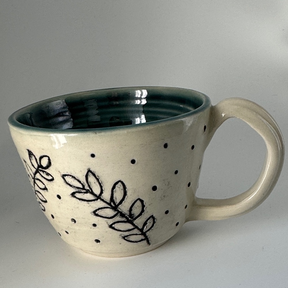 Handcrafted Ceramic Mug with Leaf Design - Picture 4 of 6